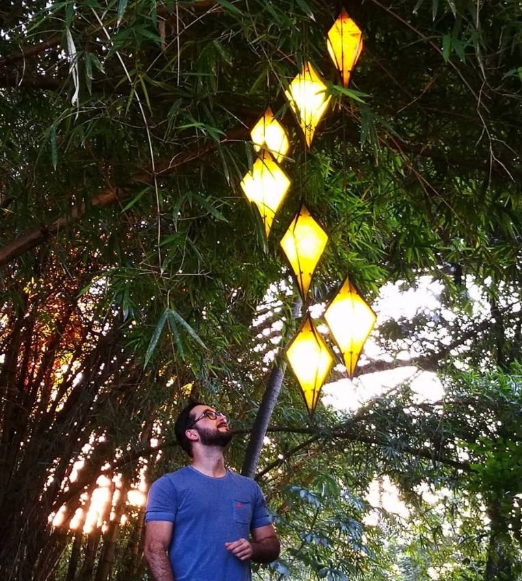 Adriano Lara na natureza e iluminação